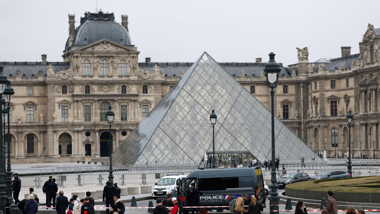 France intensifies hunt for Louvre raiders