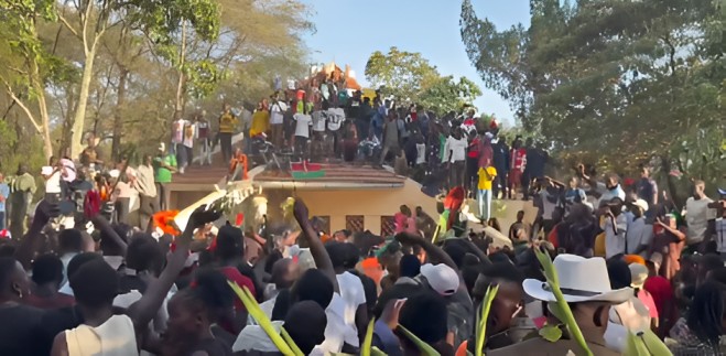 Crowd breaks through security to access Raila’s burial site