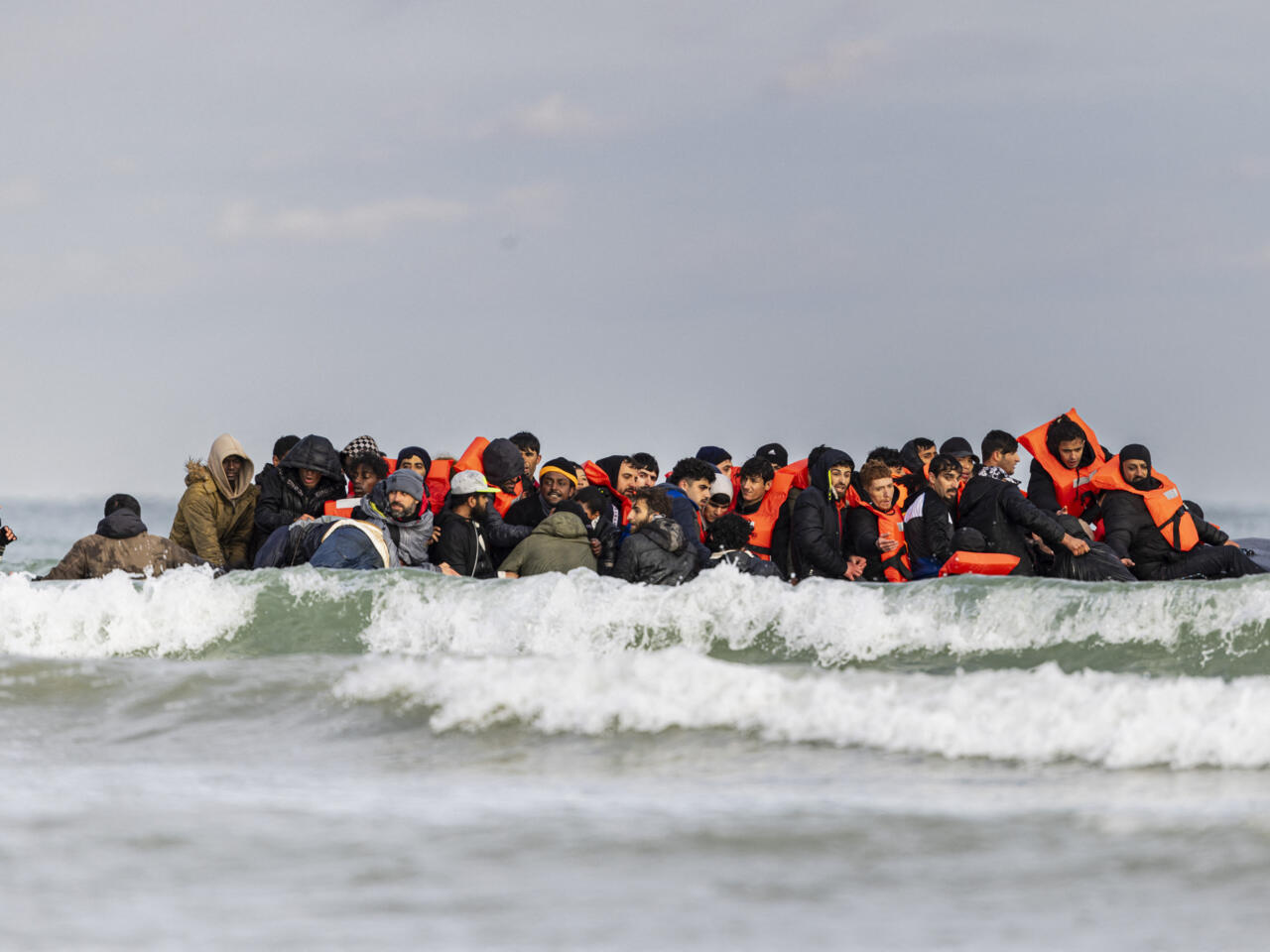 More than 800 migrants cross English Channel in December record
