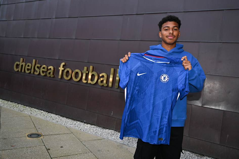 Isago Silva signs professional contract with Chelsea