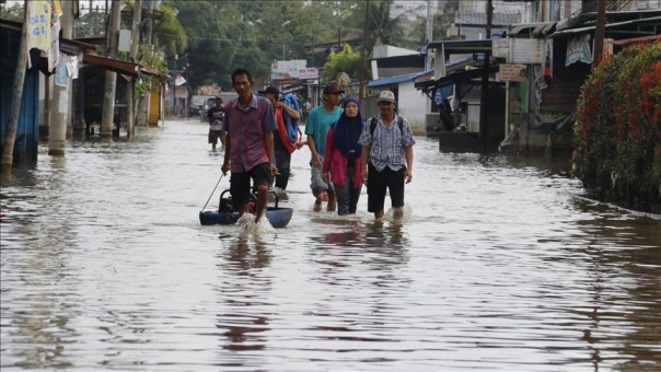 Death toll from Indonesia floods passes 900
