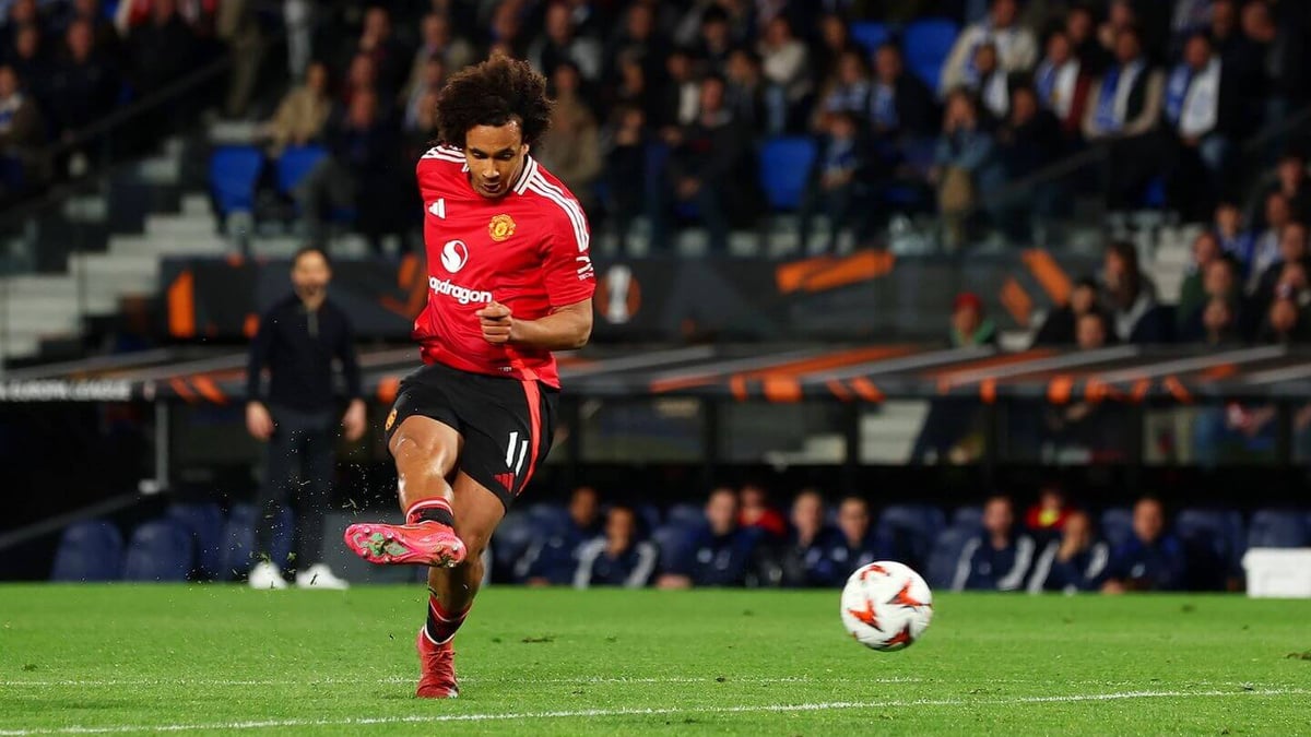 Zirkzee’s late surge lifts Manchester United