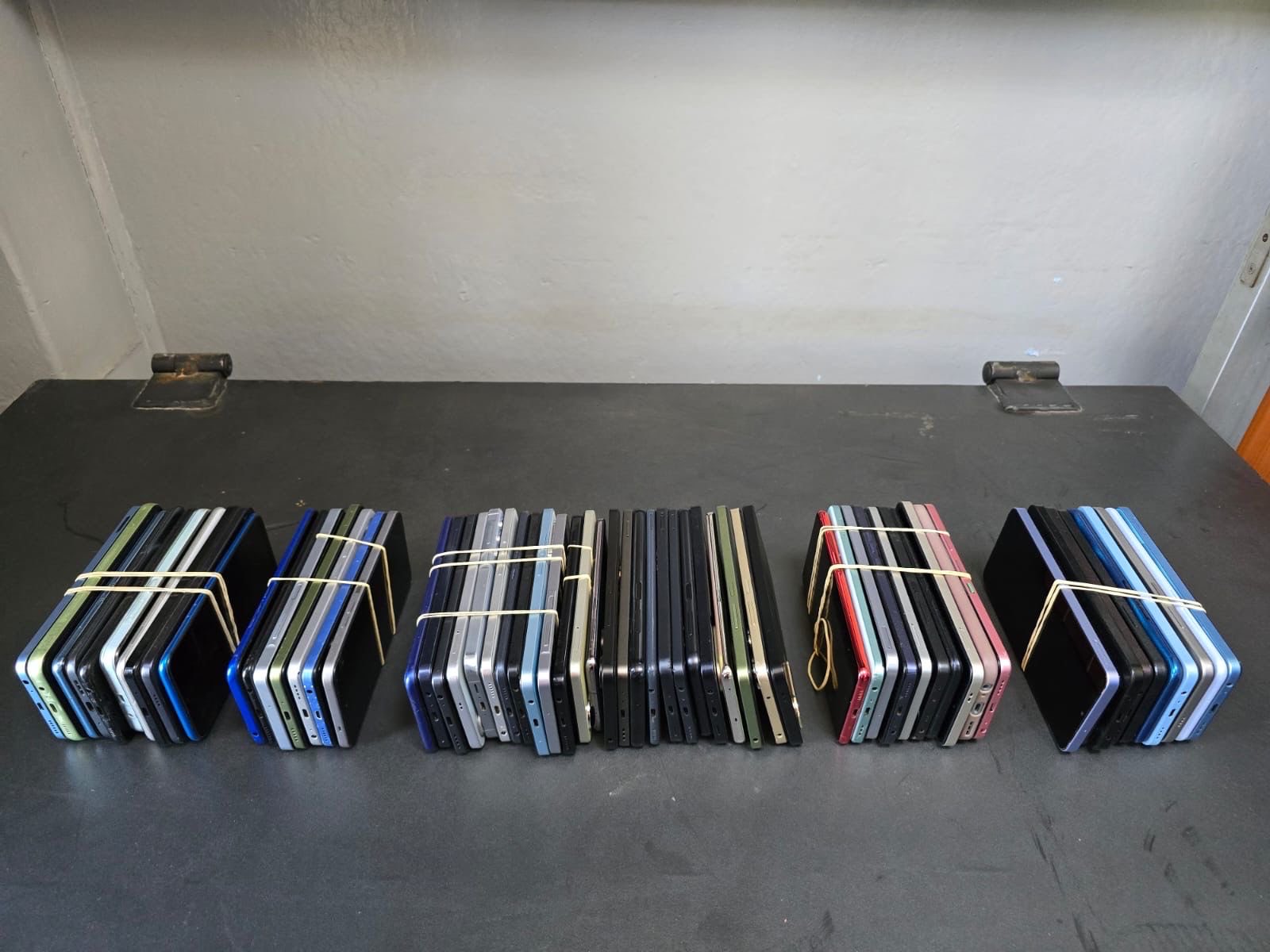 Kamukunji raid nets 62 stolen phones as DCI pursues suspect