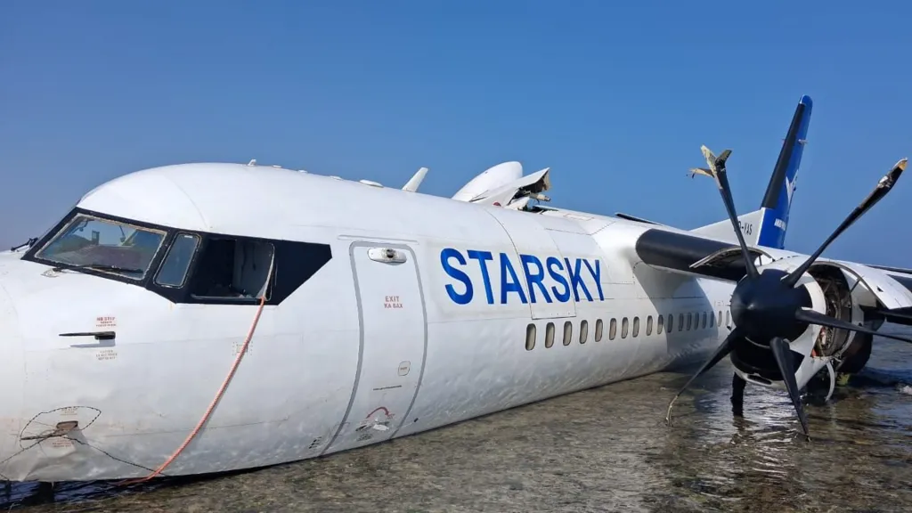 Pilot praised after crash-landing faulty Somali passenger plane on seashore
