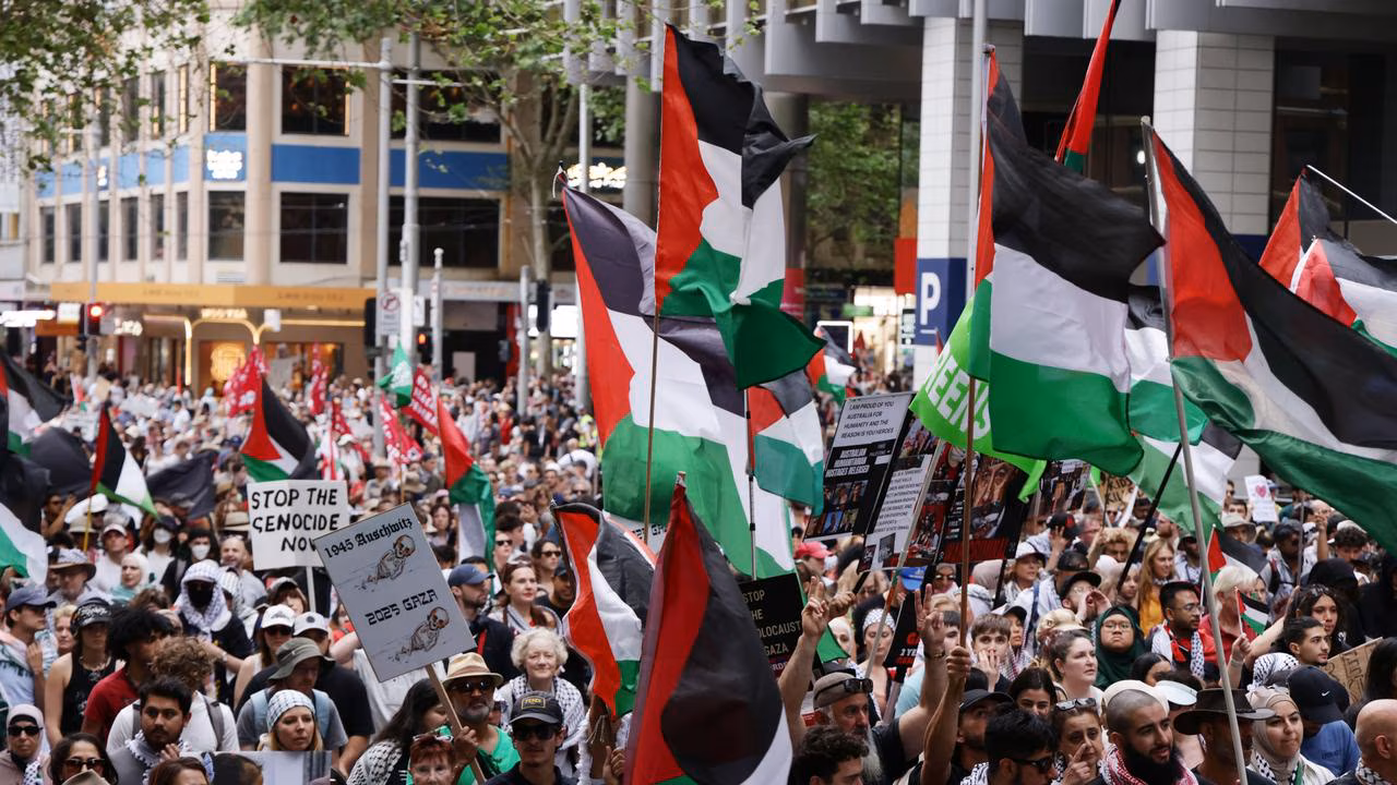 Sydney protests erupt as police confront crowd over Israeli President visit