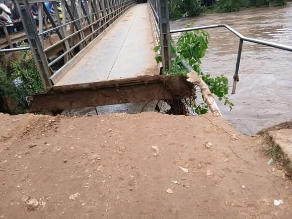 KeNHA shuts down Migori footbridge as rising river waters cause damage