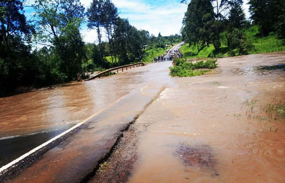 KeNHA warns motorists after flooding cuts off Kipsonoi River Bridge along Kaplong–Kisii road