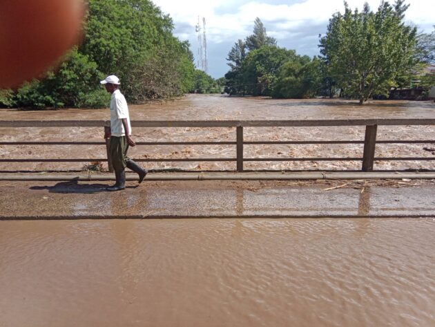 River Nyando flooding forces closure of Ahero Bridge route