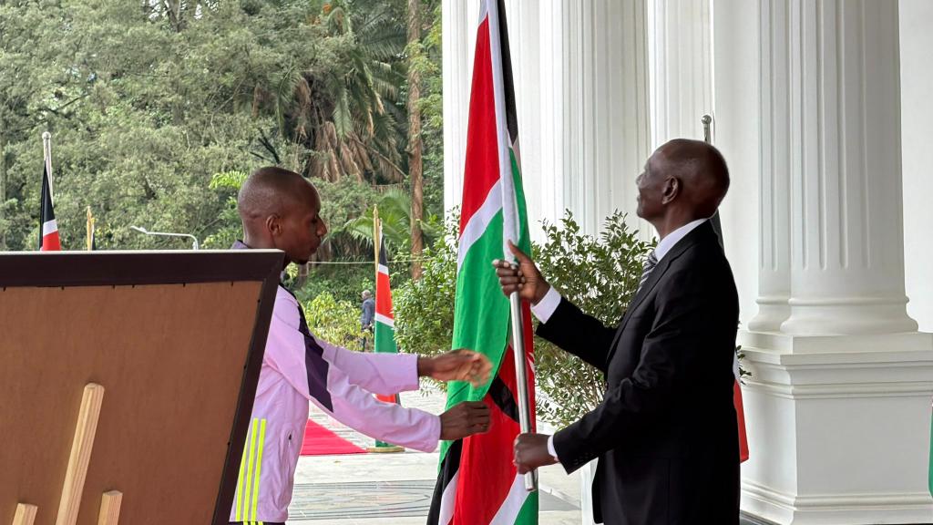 Ruto awards Sabastian Sawe Sh8 million after record-breaking marathon run