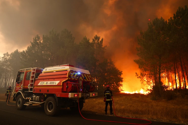 Wildfires: More than 300,000 flee in France and Spain