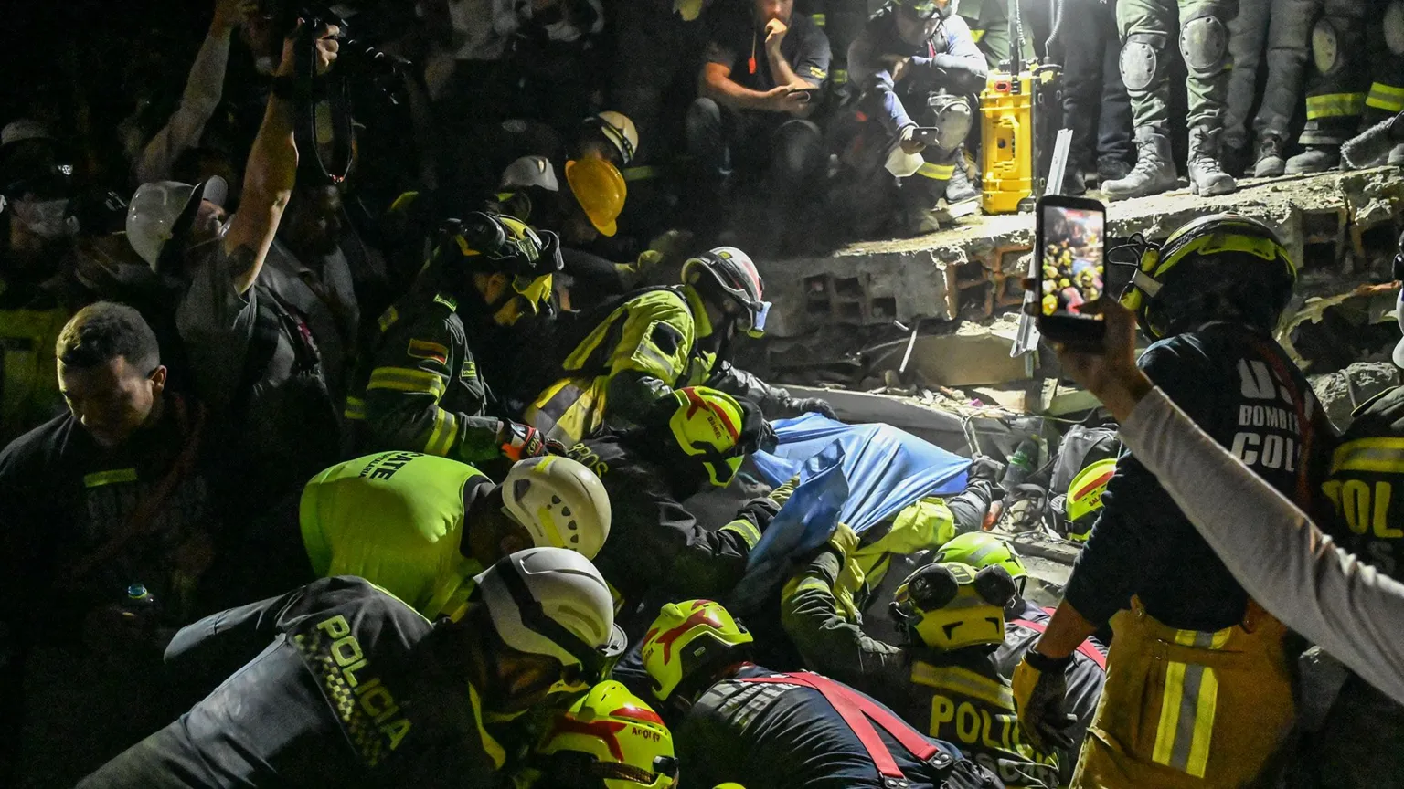 Woman pulled alive after 36 hours under Colombia quake rubble
