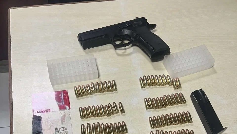 Police arrest suspected police impersonator, recover gun