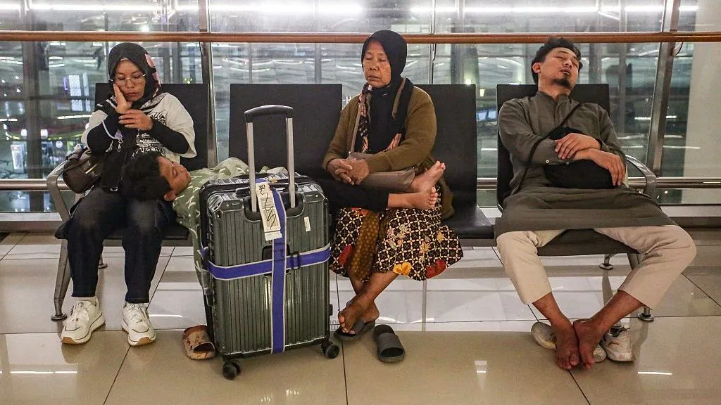 Hundreds of flights suspended after Indonesia volcano erupts