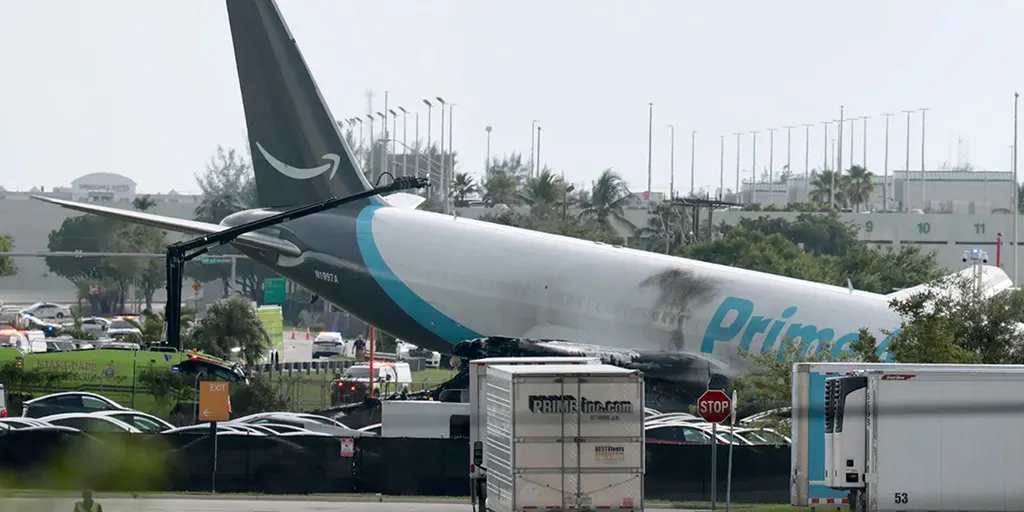 5 dead, 5 injured after Amazon cargo aircraft overruns runway in Miami