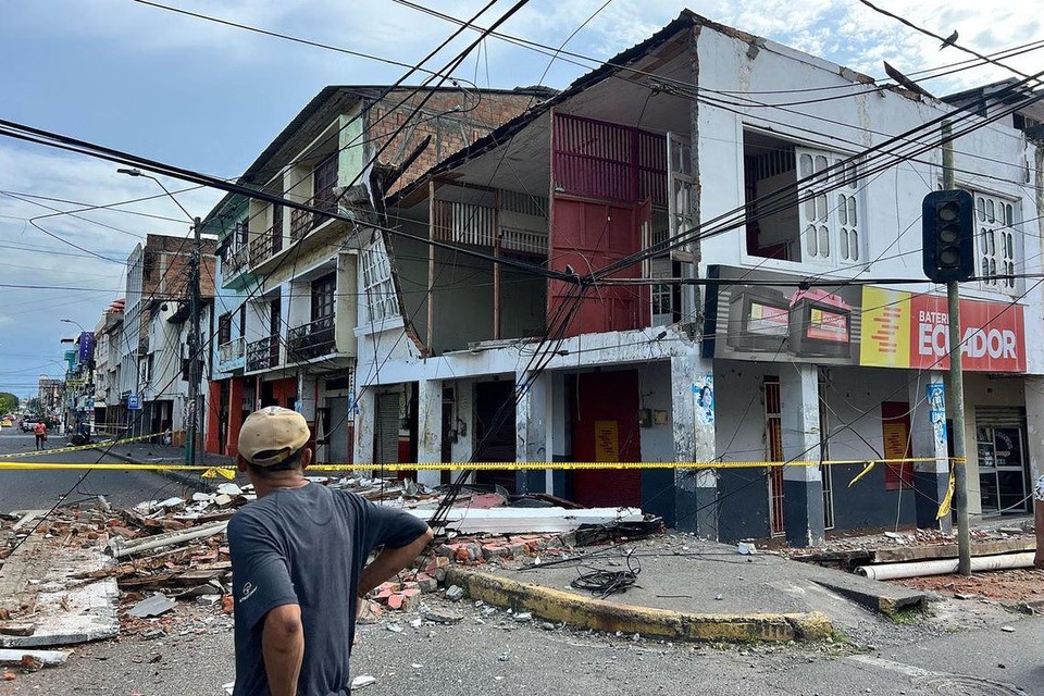 Quake in Ecuador leaves trail of destruction, dozens injured