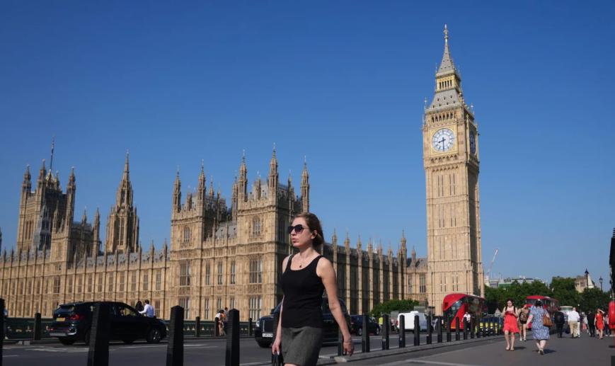 UK heatwave intensifies as temperatures break 32C mark