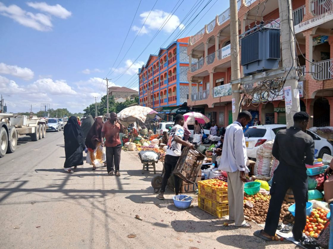 Displaced traders take to Kismayo Road after Suuq Mugdi Market Blaze
