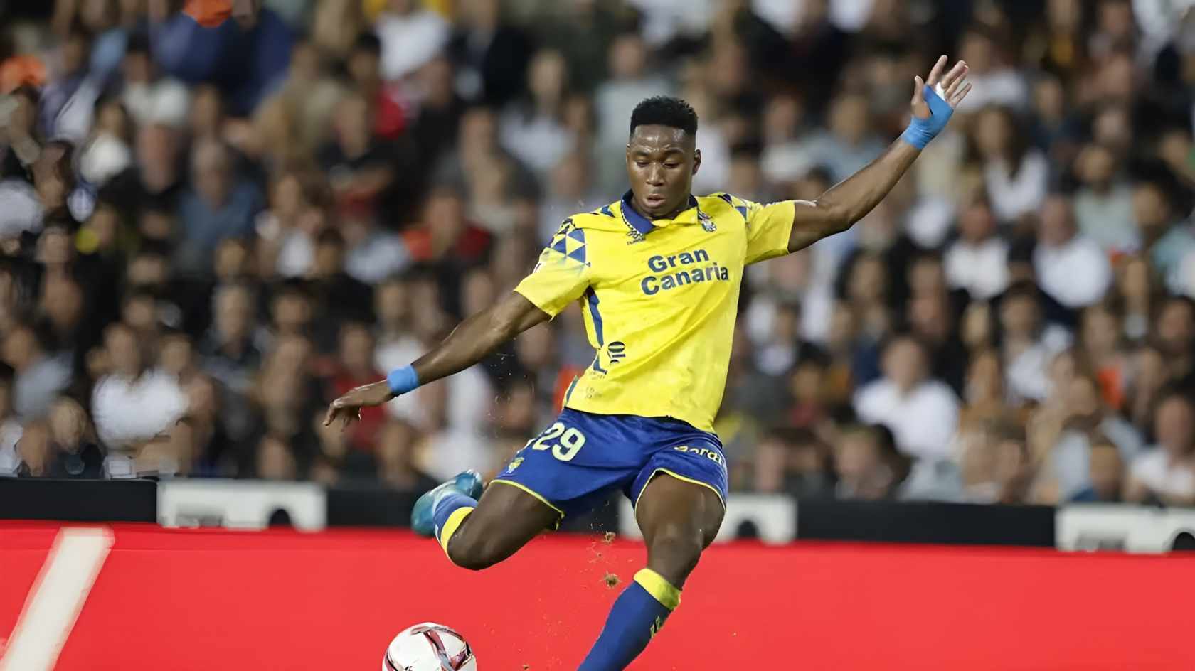 Chelsea announce signing of 20 year old Portugal winger Essugo