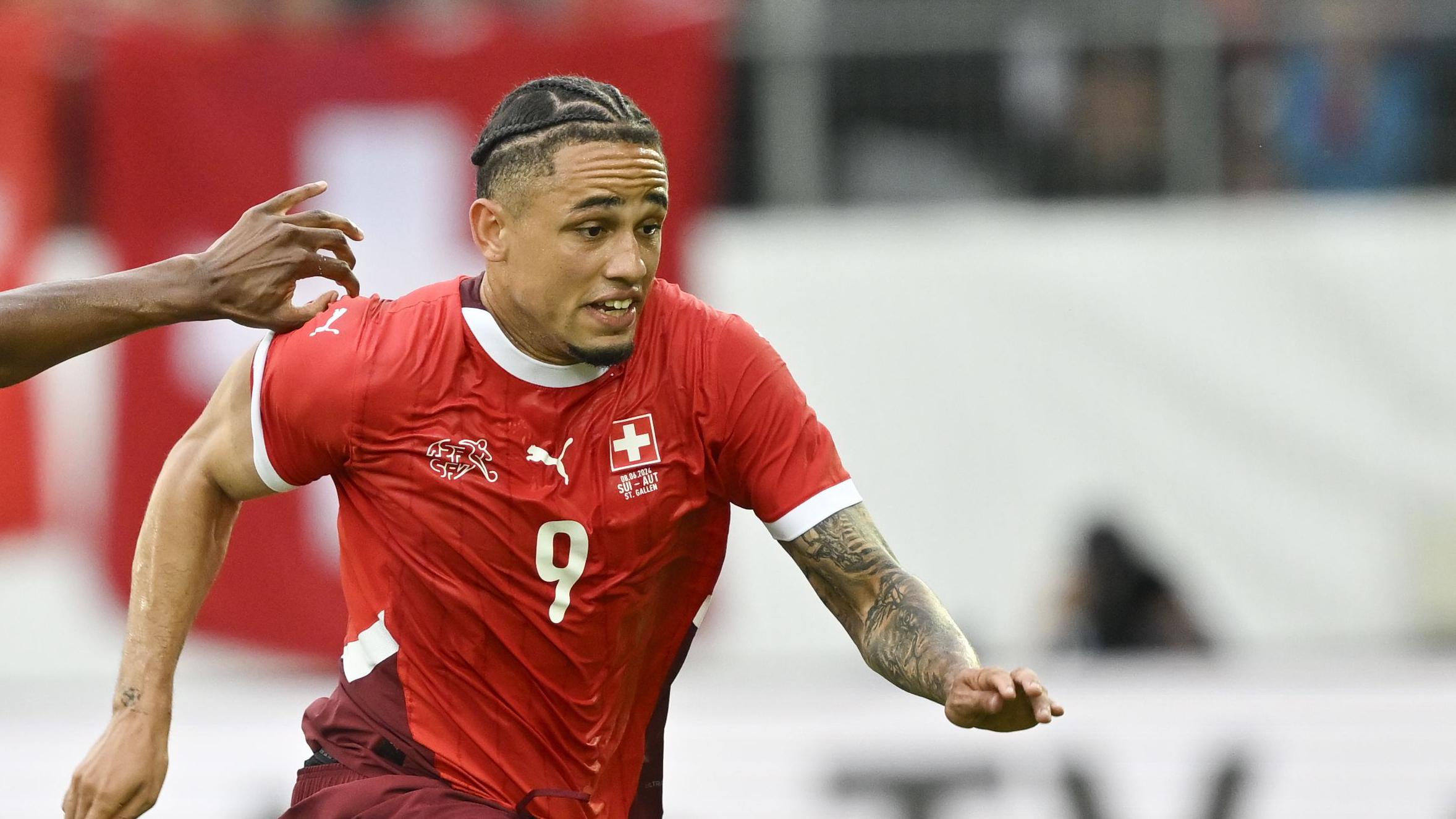 Leeds sign AC Milan striker Okafor as EPL spending hits record high