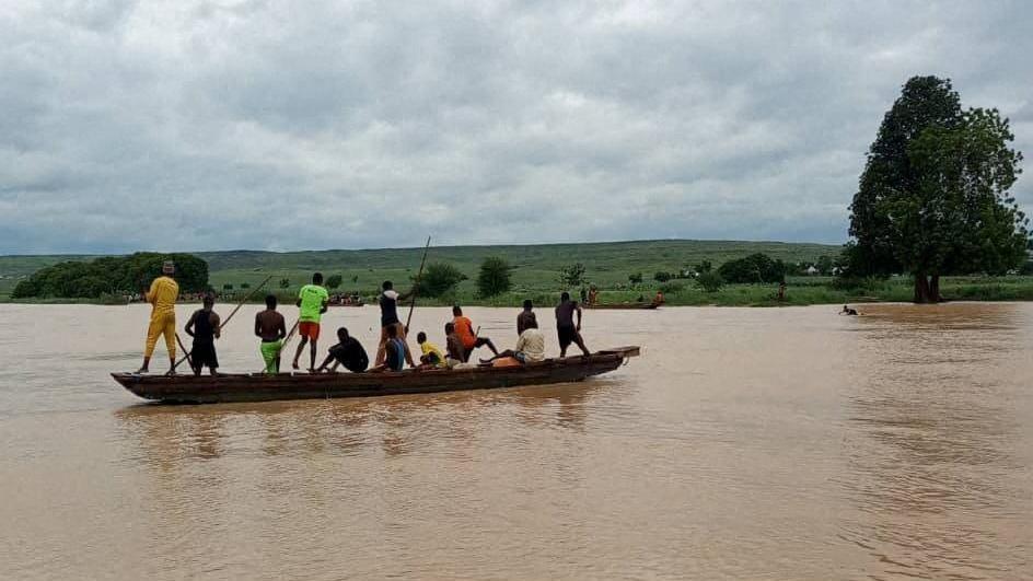 Dozens die after boat hits tree stump in Nigeria
