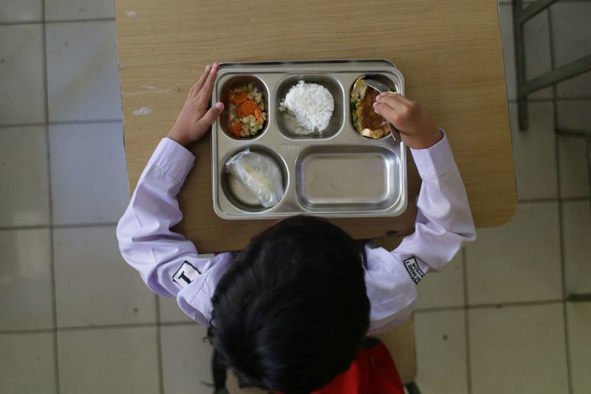 Over 1,000 Indonesian children fall ill from free school lunches